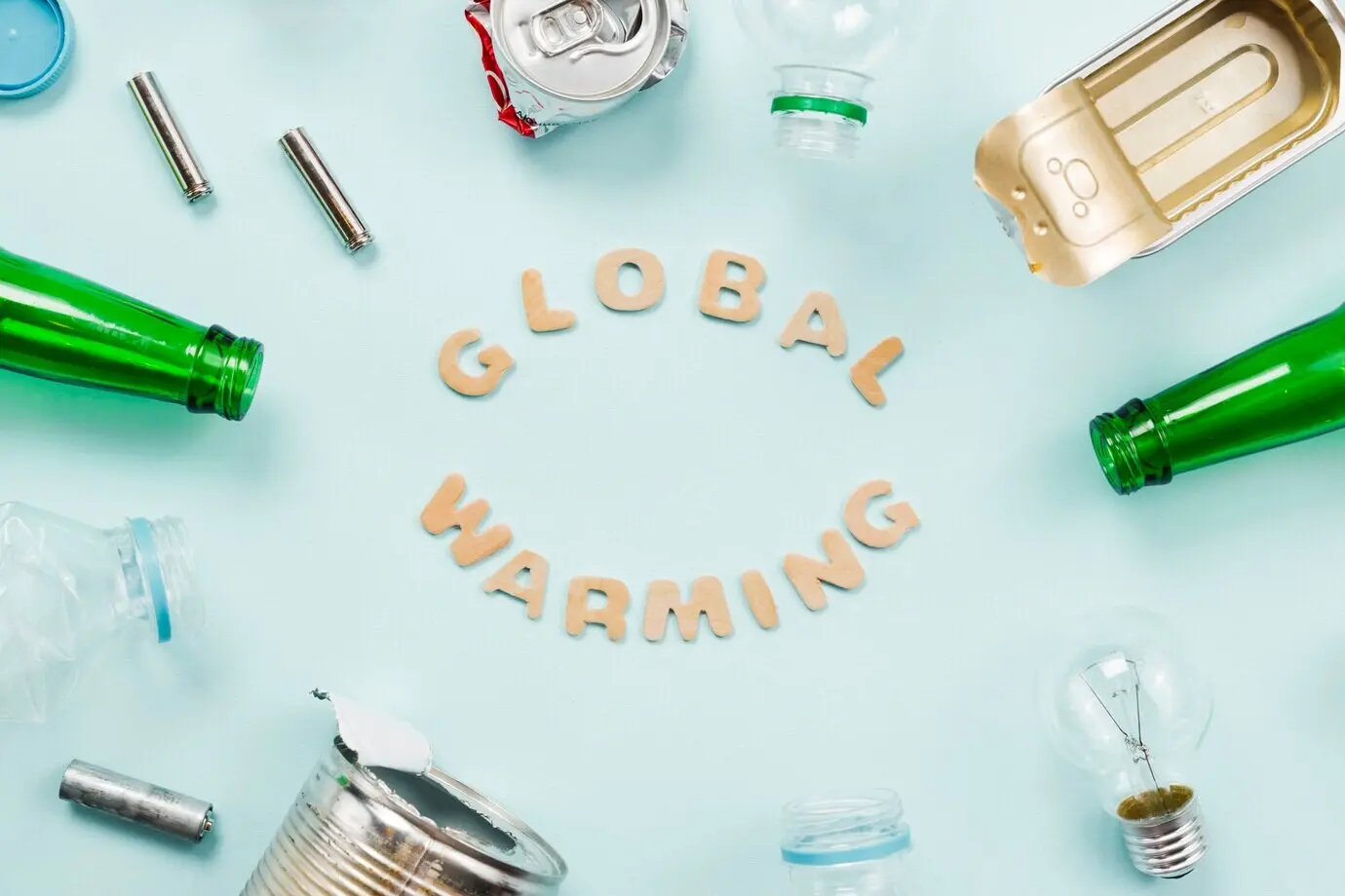 Diversa basura alrededor del texto «Global warming».