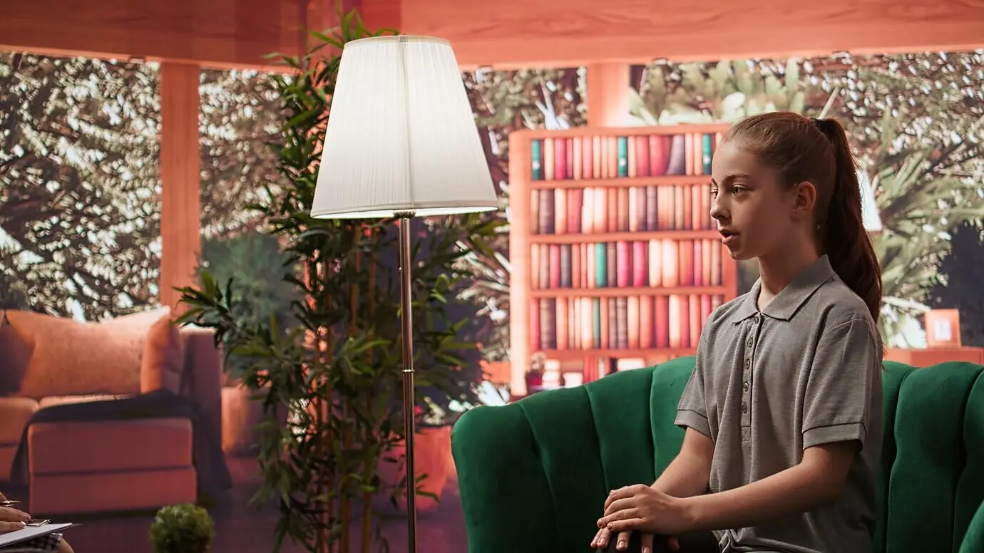 Adolescente en una sesión de terapia que afronta problemas emocionales.